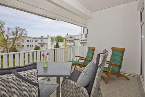 Großer Balkon mit Tisch